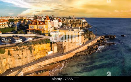 Portugal Reise , landschaftlich reizvolle Orte. Estoril Küstenstadt bei Sonnenuntergang, Blick auf die Drohne aus der Luft. Beliebtes Touristenziel in der Nähe von Lissabon Stockfoto