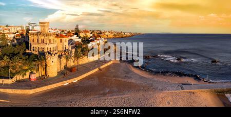 Portugal Reise , landschaftlich reizvolle Orte. Estoril Küstenstadt bei Sonnenuntergang, Blick von der Drohne auf den Sandstrand Tamariz und das Schloss Stockfoto
