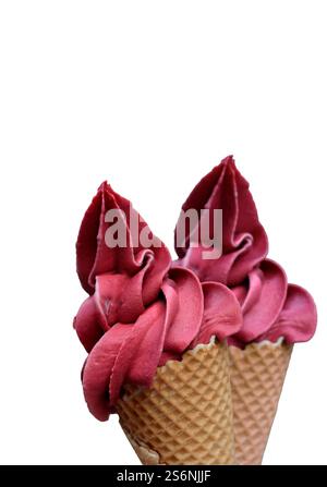 Ein Waffel-Eiskegel gefüllt mit einem köstlichen frisch zubereiteten Himbeereis Stockfoto