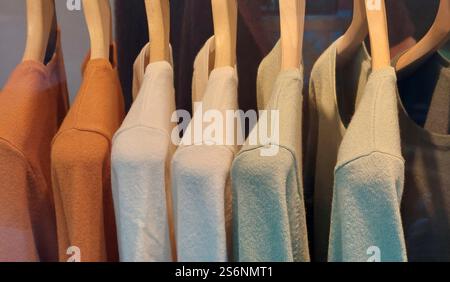 Cardigans auf Kleiderbügeln Stockfoto