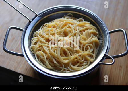 Spaghetti in einem Sieb Stockfoto