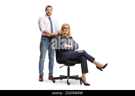 Geschäftsmann, der hinter einer Frau steht, die in einem Bürostuhl sitzt, isoliert auf weißem Hintergrund Stockfoto