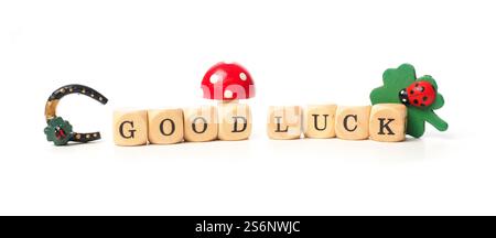 Hölzernen Würfel mit den Worten guten Glück auf weißem Hintergrund Stockfoto