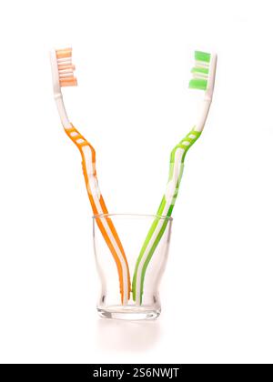 Zwei Zahnbürsten in einem Glas Wasser Stockfoto