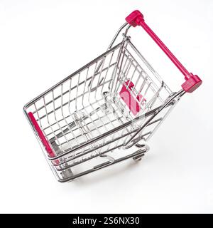 Nahaufnahme eines Einkaufswagens auf weißem Hintergrund Stockfoto