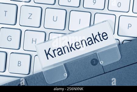 Krankenakten auf der Tastatur im Büro Stockfoto