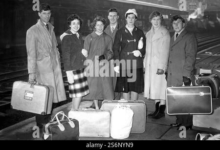 Gruppe von gut gekleideten Jungen Pfadfinderleiter am Zug wartete am Bahnhof auf dem Weg zur Jugendkonferenz in Sonnenberg im Jahr 1960. Stockfoto