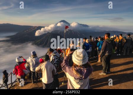 Java, Indonesien, 2. Oktober 2024 als das erste Licht der Dämmerung brach, versammelten sich Touristen eifrig, um den atemberaubenden Sonnenaufgang über dem majestätischen Mount br zu erleben Stockfoto