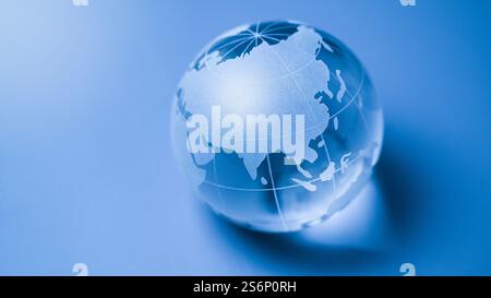 World Business Finance Glaskugel Karte Erdkugel auf blauem Hintergrund mit Kontinenten Fokus asien - china, indien und russland ein Symbol für die asiatische Wirtschaft. Stockfoto