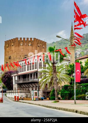 Straße mit türkischen Flaggen dekoriert, im Hintergrund die berühmte Festung Kizil Kule, Türkische Riviera, Alanya, Türkei Stockfoto