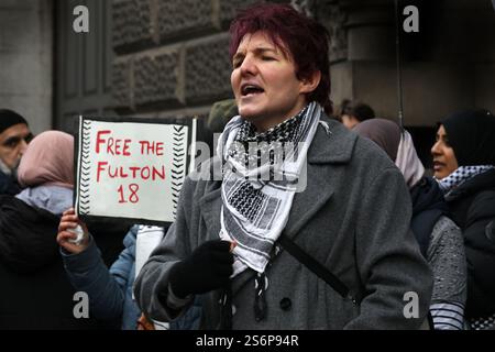 London, England, Großbritannien. Januar 2025. Ein Unterstützer hält ein Schild mit der Aufschrift "Free the Filton 18" vor dem Old Bailey. Demonstranten stehen vor dem Old Bailey und fordern Gerechtigkeit für die Filton 18. 18 Aktivisten werden derzeit nach einer Aktion der Palästinensischen Aktion im Elbit System Filton-Werk in Bristol im August 2024 in Untersuchungshaft gehalten. (Kreditbild: © Martin Pope/ZUMA Press Wire) NUR REDAKTIONELLE VERWENDUNG! Nicht für kommerzielle ZWECKE! Stockfoto
