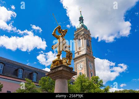 Die Georgenkirche und der Georgsbrunnen am Markt der Stadt Eisenach in Thüringen. Stockfoto