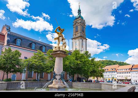 Die Georgenkirche und der Georgsbrunnen am Markt der Stadt Eisenach in Thüringen. Stockfoto