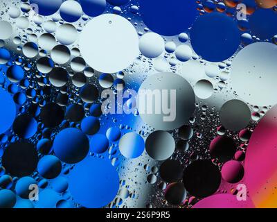 Lebendiges abstraktes Bild mit kreisförmigen Mustern aus Öl und Wasser mit leuchtenden Farbverläufen. Ideal für Hintergründe oder künstlerische Projekte, die sich besonders hervorheben Stockfoto