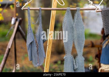 Ein paar Metallgitter hängen an einem Holzmast. Das Netz ist Silber und Schwarz und sieht aus, als würde es für ein Bastelprojekt verwendet Stockfoto