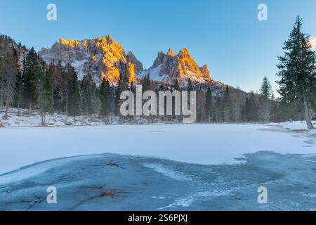 Alpenglow auf der Cadini di Misurina aus dem teilweise gefrorenen und schneebedeckten See Antorno, Misurina, Auronzo di Cadore, Provinz Belluno, Veneto, Italien Stockfoto