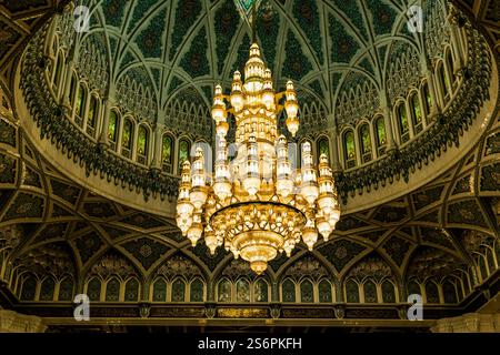 Vergoldeter Kronleuchter aus Swarowski-Kristallen, hergestellt in Deutschland, einer der größten Kronleuchter der Welt, Hauptgebetssaal, Sultan-Qaboos-Moschee, Muskat, Muskat, Oman, Arabische Halbinsel, Naher Osten, Asien Stockfoto