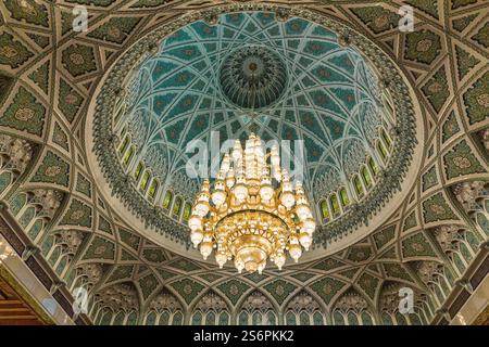 Vergoldeter Kronleuchter aus Swarowski-Kristallen, hergestellt in Deutschland, einer der größten Kronleuchter der Welt, Hauptgebetssaal, Sultan-Qaboos-Moschee, Muskat, Muskat, Oman, Arabische Halbinsel, Naher Osten, Asien Stockfoto