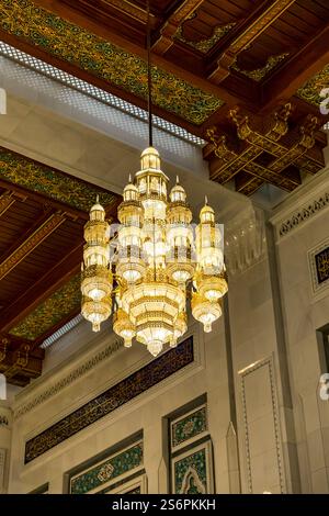 Kristallleuchter im Hauptbetssaal, Sultan Qaboos große Moschee, Muskat, Muskat, Oman, Arabische Halbinsel, Naher Osten, Asien Stockfoto