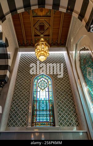 Kristallleuchter und farbenfrohe Fenster im Hauptgebetssaal, Sultan Qaboos große Moschee, Muskat, Muskat, Oman, Arabische Halbinsel, Naher Osten, Asien Stockfoto