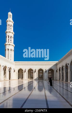 Minarett, Innenhof, Sultan Qaboos Große Moschee, Muskat, Muskat, Oman, Arabische Halbinsel, Naher Osten, Asien Stockfoto