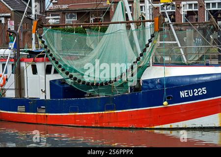 Schleppnetze für den Fang von Nordseegarnelen (Crangon crangon) auf dem Garnelenschneider Antares neu 225, Fischerhafen Neuharlingersiel, Ostfriesland, Lower Sax Stockfoto