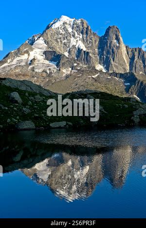 Reflexion der Gipfel Aiguille Verte und Aiguille du Dru im Bergsee Lacs des Cheserys im Naturschutzgebiet Aiguilles Rouges, Chamonix, Haute Savoie, Frankreich Stockfoto