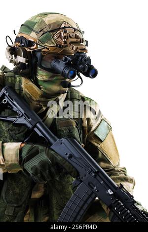 Ein taktischer Soldat mit Tarnkleidung, Schusswaffe und Nachtsichtbrille, bereit für Action. Das Gerät zeigt die Bereitschaft für c Stockfoto