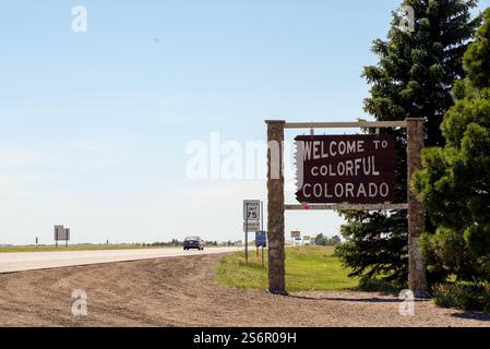 Das Schild „Welcome to Colorado“ auf der Interstate 70 bei Autofahrern, die Colorado von Kansas in der Stadt Burlington erreichen. Stockfoto