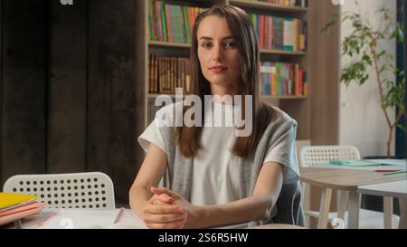 Überraschte kaukasische Frau weibliches Mädchen Bibliothek Studentenstudium Ausbildung Ausbildung wow staunte aufgeregte Reaktion Geschäftsfrau schockierte Lehrer Stockfoto