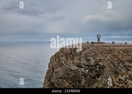 Fahren Sie entlang der Küste Norwegens, dem Nordkap auf Mageroya Island, steil abfallendem Plateau mit dem Nordkap Monument, Globus als Symbol, nördlichster gem Stockfoto