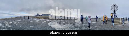 Fahren Sie entlang der Küste Norwegens, Panoramablick vom North Cape Plateau, North Cape auf Mageroya Island, Globus als North Cape Monument und North Cape Hall Stockfoto