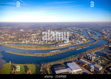 Luftbild, Gesamt-Übersicht Hafen Duisburg duisport, blauer Himmel und Blick auf Duisburg-Ruhrort, Fluss Ruhr Mündungsgebiet in den Fluss Rhein, Duisbu Stockfoto