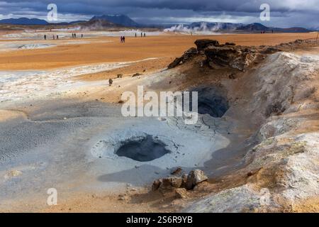 Vulkanische Landschaft von Hverir, Myvatn geothermisches Gebiet in Island, mit farbenfrohen schwefelhaltigen Schlammquellen, Dampflöchern, zerrissenem Schlamm und Fumarolen. Stockfoto