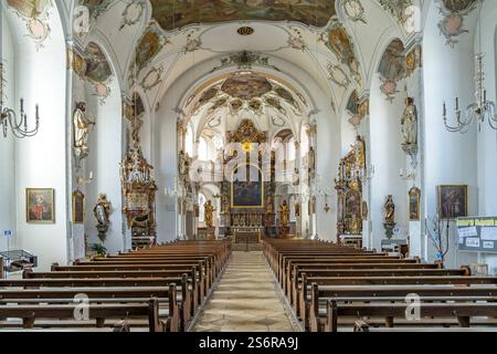 Innenraum der Pfarrkirche St. Magdalena in Fürstenfeldbruck, Bayern Stockfoto
