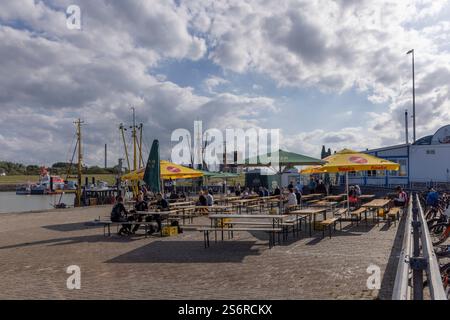 Fisch-Snackbar „To'n Fischhus“ am Außenhafen von Hooksiel, Teil der Gemeinde Wangerland, Landkreis Friesland, Niedersachsen, Deutschland Stockfoto