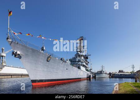 Geführter Raketenzerstörer Mölders, verziert mit Fahnen, 25. Jahrestag der Deutschen Marinemuseum Tag der offenen Tür, Wilhelmshaven, Niedersachsen Stockfoto