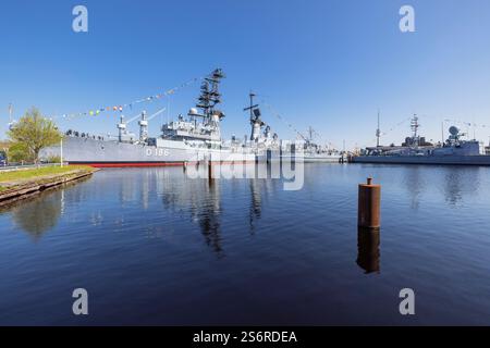 Geführter Raketenzerstörer Mölders, verziert mit Fahnen, 25. Jahrestag der Deutschen Marinemuseum Tag der offenen Tür, Wilhelmshaven, Niedersachsen Stockfoto