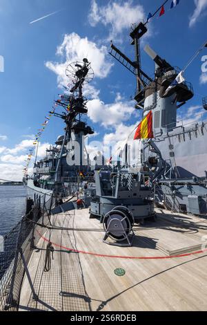 Blick vom Minenarbeiter Weilheim auf den mit Fahnen verzierten geführten Raketenzerstörer Mölders, 25. Jahrestag der Deutschen Marinemuseum Open Day, Wilhelmshaven, Niedersachsen, Deutschland Stockfoto
