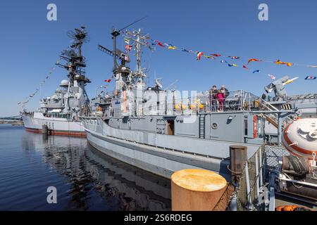 Blick auf Minenarbeiter Weilheim, geführter Raketenzerstörer Mölders, verziert mit Fahnen, 25. Jahrestag der Deutschen Marinemuseum-Offenen Tür, Wilhelmshaven, Niedersachsen, Deutschland Stockfoto