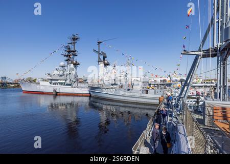 Blick auf Minenarbeiter Weilheim, geführter Raketenzerstörer Mölders, verziert mit Fahnen, 25. Jahrestag der Deutschen Marinemuseum-Offenen Tür, Wilhelmshaven, Niedersachsen, Deutschland Stockfoto