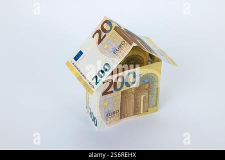 Haus aus 200-Euro-Banknoten, weißer Hintergrund, symbolisches Image, Baufinanzierung, Stockfoto