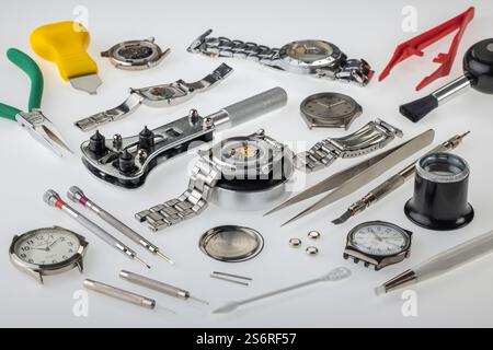 Uhrengehäuse offen, auf Uhrenkissen liegend, Uhren, Uhrenbatterie, Uhrenwerkzeug, weißer Hintergrund, Symbolfoto, Batteriewechsel, Uhrenreparatur, Stockfoto