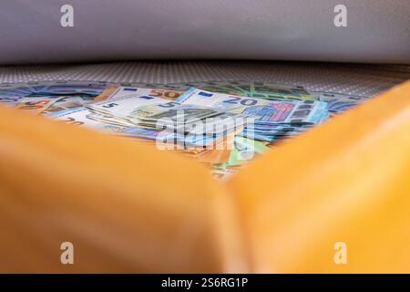 Viele Euro-Rechnungen liegen unter der Matratze, symbolischem Image, Geldverwahrung, Sparen, Altersvorsorge, Stockfoto