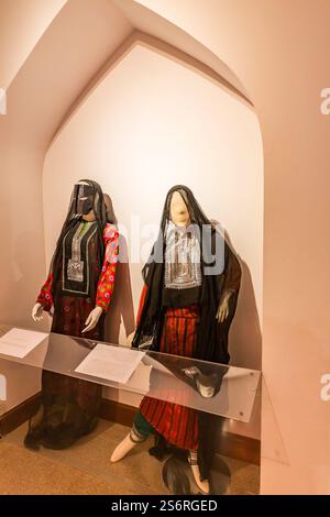 Traditionelle Damenkleider, Bait al Zubair, Museum, ehemaliges Herrenhaus der Familie Zubair, Muscat, Oman, Arabische Halbinsel, Naher Osten, Asien Stockfoto