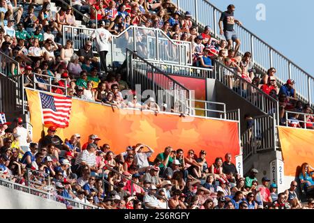 WINNIPEG, KANADA - 12. JUNI: Zuschauer sehen am 12. Juni 2015 im Winnipeg-Stadion in Winnipeg, Kanada ein Spiel der FIFA Frauen-Weltmeisterschaft Gruppe D zwischen Schweden und den USA. Nur redaktionelle Verwendung. Kommerzielle Nutzung verboten. (Foto: Jonathan Paul Larsen / Diadem Images) Stockfoto
