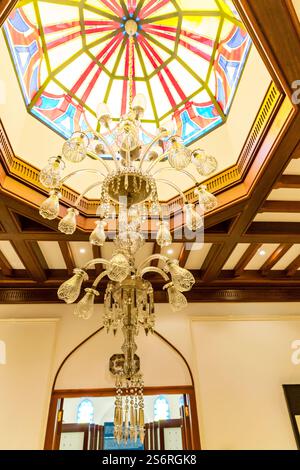 Kristalllüster, Bait al Zubair, Museum, ehemaliges Herrenhaus der Familie Zubair, Muscat, Oman, Arabische Halbinsel, Naher Osten, Asien Stockfoto