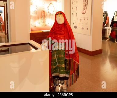 Traditionelle Damenkleider, Bait al Zubair, Museum, ehemaliges Herrenhaus der Familie Zubair, Muscat, Oman, Arabische Halbinsel, Naher Osten, Asien Stockfoto