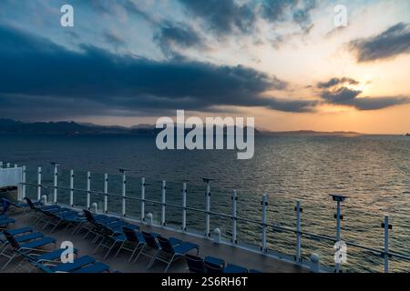 Sonnenuntergang, Blick vom Kreuzfahrtschiff über Maskat, Maskat, Oman, Arabische Halbinsel, Naher Osten, Asien Stockfoto