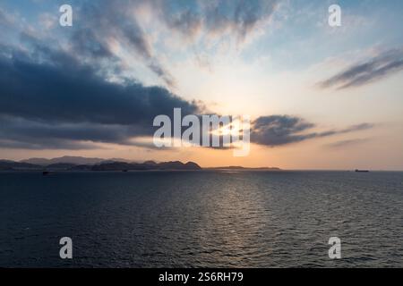 Sonnenuntergang, Blick vom Kreuzfahrtschiff über Maskat, Maskat, Oman, Arabische Halbinsel, Naher Osten, Asien Stockfoto